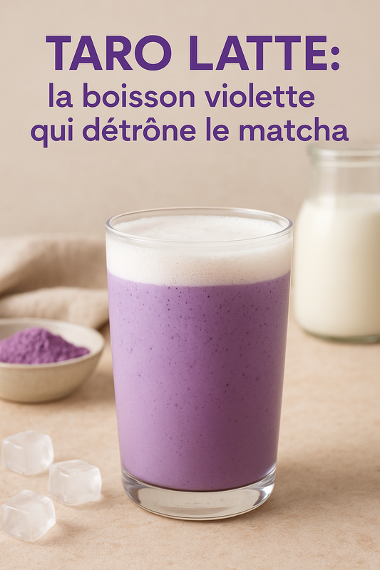 Verre de taro latte violet avec mousse de lait, posé sur une table avec de la poudre de taro bio et des glaçons — boisson naturelle et tendance signée Taro-Bio.